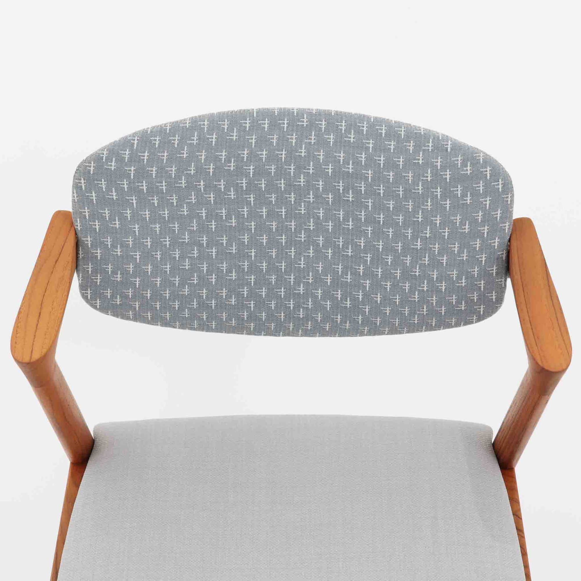 北欧より買い付けました。ハーフアームが特徴的なKai KristiansenデザインのNo42チェアは、デスクやダイニングテーブルに綺麗に収納する事が出来ます。現在復刻品が出ておりますが、チーク材フレームは復刻されておらず、希少な商品です。座面と背もたれは、内部のウレタンを厚みのある物に交換後、新しい生地で張替えておりますので快適な座り心地です。