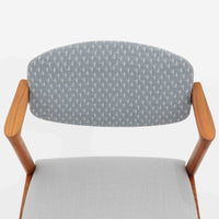 北欧より買い付けました。ハーフアームが特徴的なKai KristiansenデザインのNo42チェアは、デスクやダイニングテーブルに綺麗に収納する事が出来ます。現在復刻品が出ておりますが、チーク材フレームは復刻されておらず、希少な商品です。座面と背もたれは、内部のウレタンを厚みのある物に交換後、新しい生地で張替えておりますので快適な座り心地です。