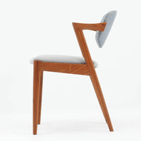 北欧より買い付けました。ハーフアームが特徴的なKai KristiansenデザインのNo42チェアは、デスクやダイニングテーブルに綺麗に収納する事が出来ます。現在復刻品が出ておりますが、チーク材フレームは復刻されておらず、希少な商品です。座面と背もたれは、内部のウレタンを厚みのある物に交換後、新しい生地で張替えておりますので快適な座り心地です。