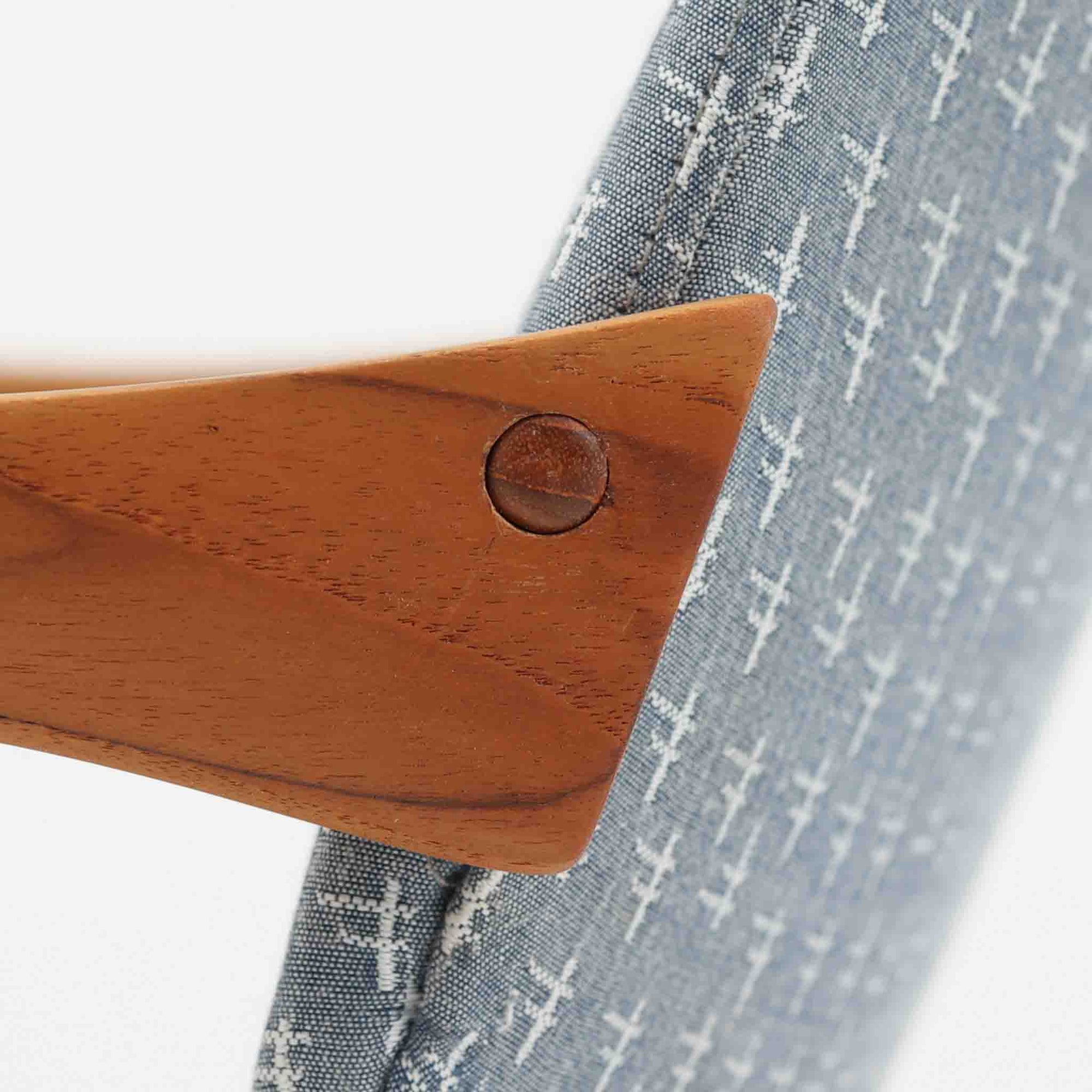 北欧より買い付けました。ハーフアームが特徴的なKai KristiansenデザインのNo42チェアは、デスクやダイニングテーブルに綺麗に収納する事が出来ます。現在復刻品が出ておりますが、チーク材フレームは復刻されておらず、希少な商品です。座面と背もたれは、内部のウレタンを厚みのある物に交換後、新しい生地で張替えておりますので快適な座り心地です。