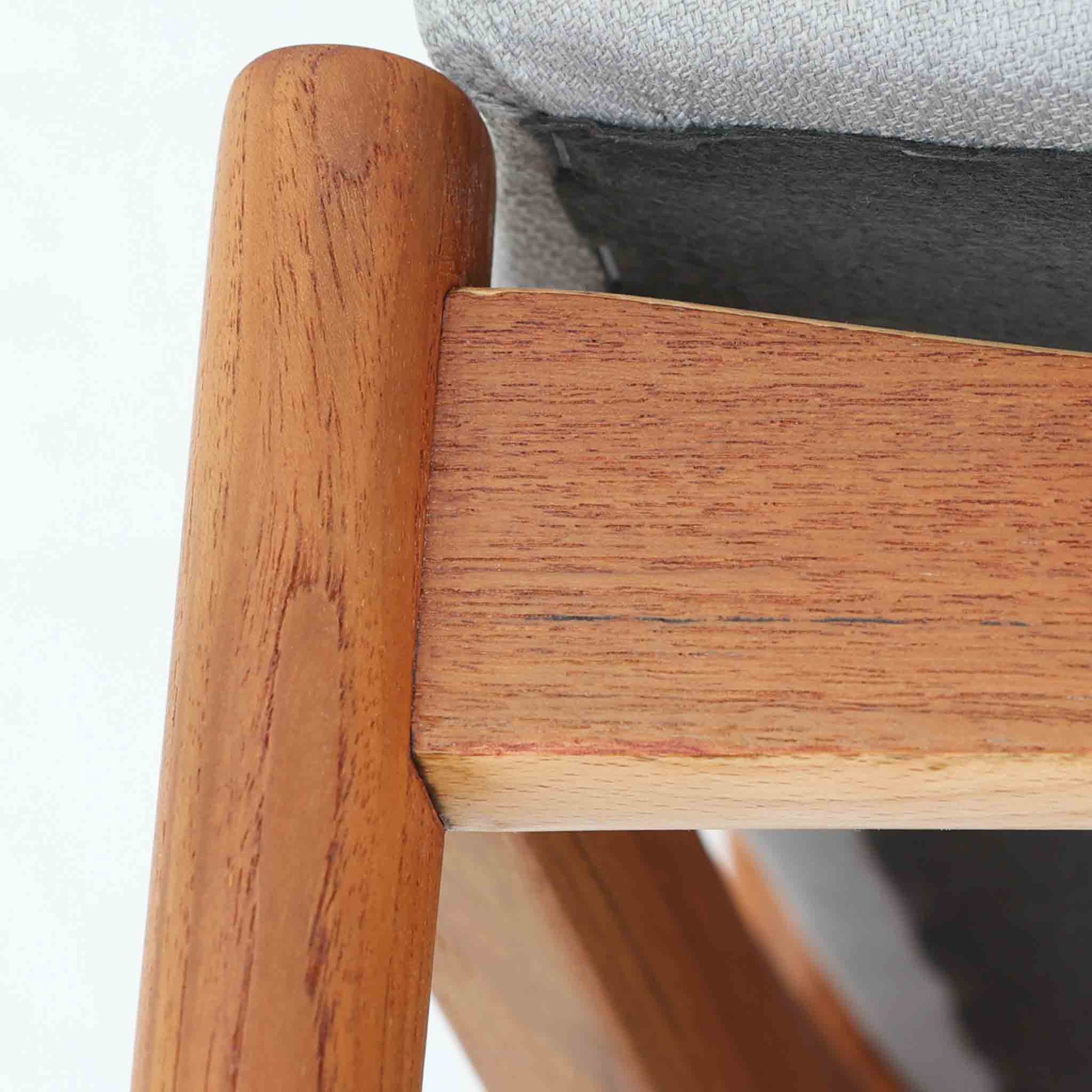 北欧より買い付けました。ハーフアームが特徴的なKai KristiansenデザインのNo42チェアは、デスクやダイニングテーブルに綺麗に収納する事が出来ます。現在復刻品が出ておりますが、チーク材フレームは復刻されておらず、希少な商品です。座面と背もたれは、内部のウレタンを厚みのある物に交換後、新しい生地で張替えておりますので快適な座り心地です。