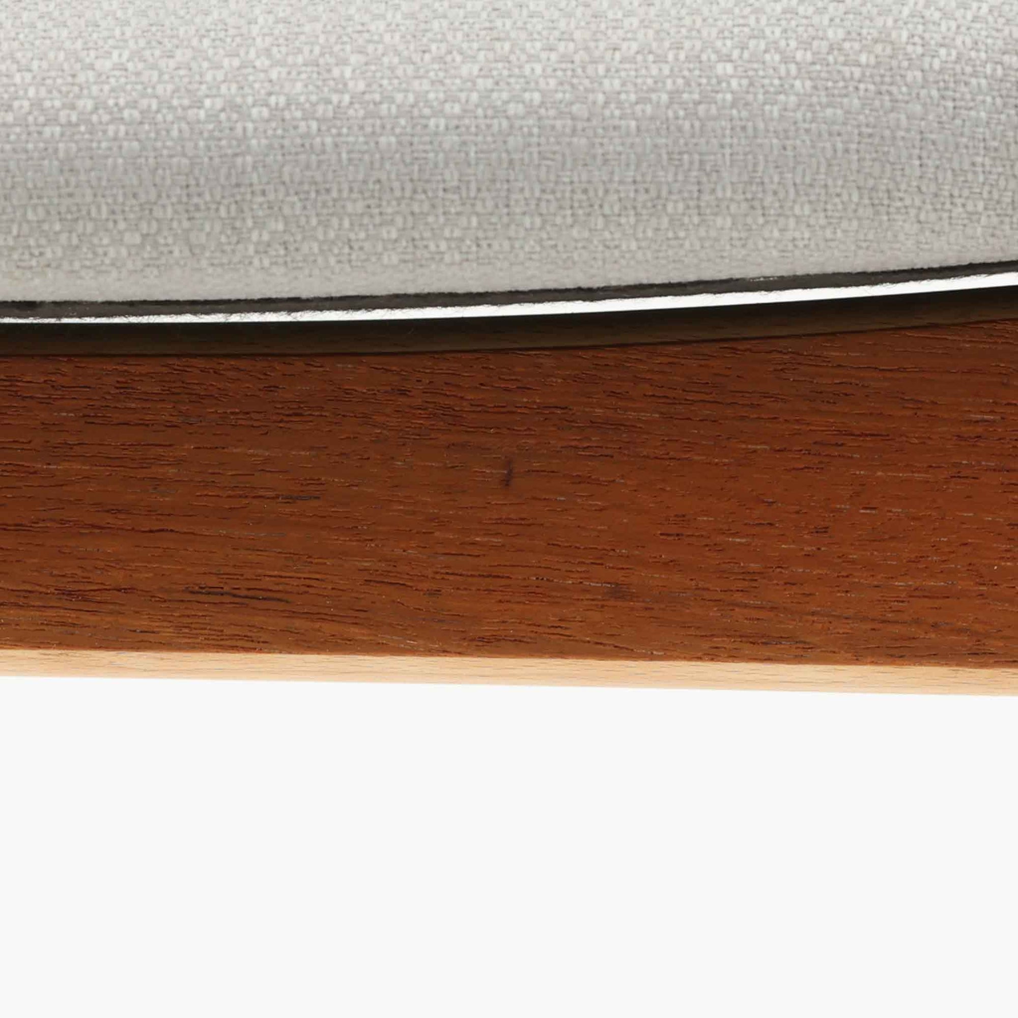 北欧より買い付けました。ハーフアームが特徴的なKai KristiansenデザインのNo42チェアは、デスクやダイニングテーブルに綺麗に収納する事が出来ます。現在復刻品が出ておりますが、チーク材フレームは復刻されておらず、希少な商品です。座面と背もたれは、内部のウレタンを厚みのある物に交換後、新しい生地で張替えておりますので快適な座り心地です。