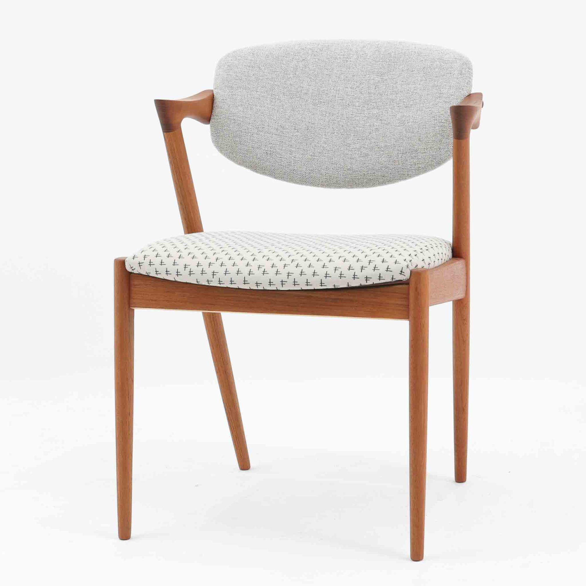 北欧より買い付けました。ハーフアームが特徴的なKai KristiansenデザインのNo42チェアは、デスクやダイニングテーブルに綺麗に収納する事が出来ます。現在復刻品が出ておりますが、チーク材フレームは復刻されておらず、希少な商品です。座面と背もたれは、内部のウレタンを厚みのある物に交換後、新しい生地で張替えておりますので快適な座り心地です。