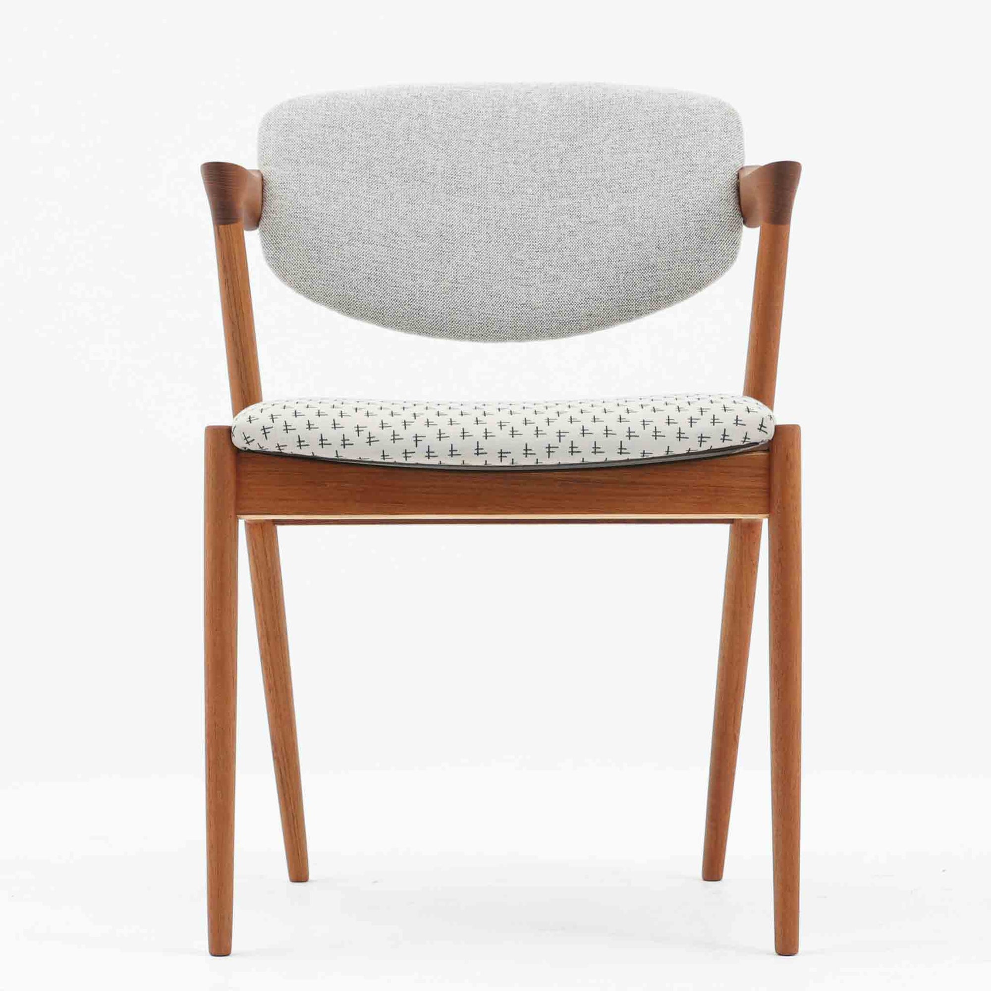 北欧より買い付けました。ハーフアームが特徴的なKai KristiansenデザインのNo42チェアは、デスクやダイニングテーブルに綺麗に収納する事が出来ます。現在復刻品が出ておりますが、チーク材フレームは復刻されておらず、希少な商品です。座面と背もたれは、内部のウレタンを厚みのある物に交換後、新しい生地で張替えておりますので快適な座り心地です。