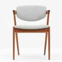 北欧より買い付けました。ハーフアームが特徴的なKai KristiansenデザインのNo42チェアは、デスクやダイニングテーブルに綺麗に収納する事が出来ます。現在復刻品が出ておりますが、チーク材フレームは復刻されておらず、希少な商品です。座面と背もたれは、内部のウレタンを厚みのある物に交換後、新しい生地で張替えておりますので快適な座り心地です。