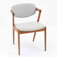 北欧より買い付けました。ハーフアームが特徴的なKai KristiansenデザインのNo42チェアは、デスクやダイニングテーブルに綺麗に収納する事が出来ます。現在復刻品が出ておりますが、チーク材フレームは復刻されておらず、希少な商品です。座面と背もたれは、内部のウレタンを厚みのある物に交換後、新しい生地で張替えておりますので快適な座り心地です。