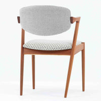 北欧より買い付けました。ハーフアームが特徴的なKai KristiansenデザインのNo42チェアは、デスクやダイニングテーブルに綺麗に収納する事が出来ます。現在復刻品が出ておりますが、チーク材フレームは復刻されておらず、希少な商品です。座面と背もたれは、内部のウレタンを厚みのある物に交換後、新しい生地で張替えておりますので快適な座り心地です。