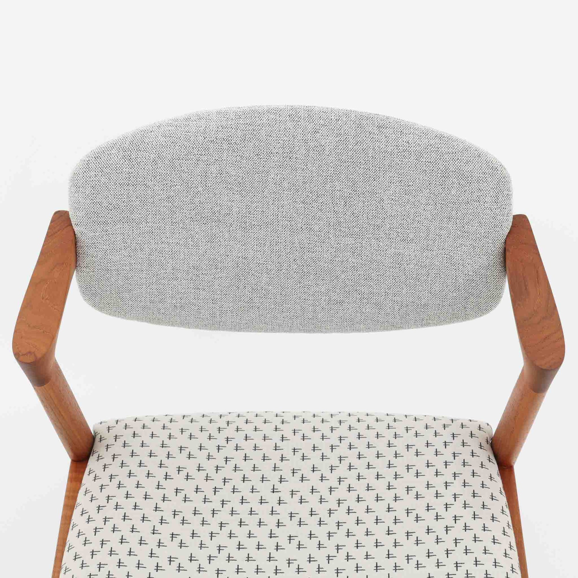 北欧より買い付けました。ハーフアームが特徴的なKai KristiansenデザインのNo42チェアは、デスクやダイニングテーブルに綺麗に収納する事が出来ます。現在復刻品が出ておりますが、チーク材フレームは復刻されておらず、希少な商品です。座面と背もたれは、内部のウレタンを厚みのある物に交換後、新しい生地で張替えておりますので快適な座り心地です。