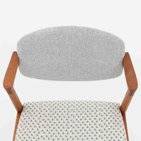 北欧より買い付けました。ハーフアームが特徴的なKai KristiansenデザインのNo42チェアは、デスクやダイニングテーブルに綺麗に収納する事が出来ます。現在復刻品が出ておりますが、チーク材フレームは復刻されておらず、希少な商品です。座面と背もたれは、内部のウレタンを厚みのある物に交換後、新しい生地で張替えておりますので快適な座り心地です。