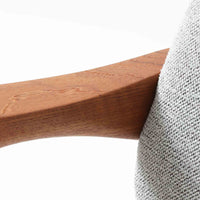 北欧より買い付けました。ハーフアームが特徴的なKai KristiansenデザインのNo42チェアは、デスクやダイニングテーブルに綺麗に収納する事が出来ます。現在復刻品が出ておりますが、チーク材フレームは復刻されておらず、希少な商品です。座面と背もたれは、内部のウレタンを厚みのある物に交換後、新しい生地で張替えておりますので快適な座り心地です。