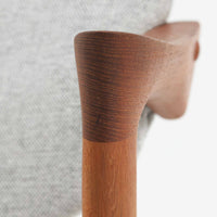 北欧より買い付けました。ハーフアームが特徴的なKai KristiansenデザインのNo42チェアは、デスクやダイニングテーブルに綺麗に収納する事が出来ます。現在復刻品が出ておりますが、チーク材フレームは復刻されておらず、希少な商品です。座面と背もたれは、内部のウレタンを厚みのある物に交換後、新しい生地で張替えておりますので快適な座り心地です。