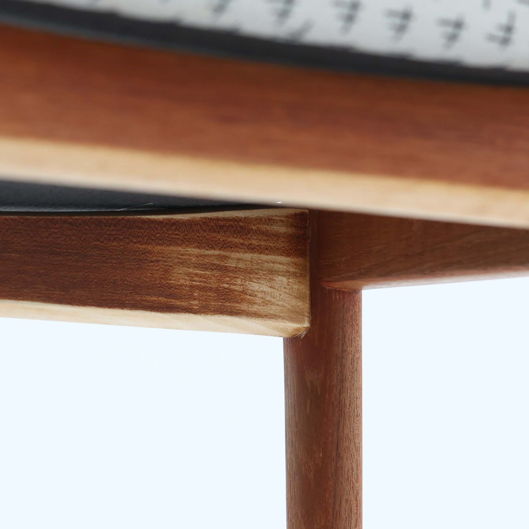 北欧より買い付けました。ハーフアームが特徴的なKai KristiansenデザインのNo42チェアは、デスクやダイニングテーブルに綺麗に収納する事が出来ます。現在復刻品が出ておりますが、チーク材フレームは復刻されておらず、希少な商品です。座面と背もたれは、内部のウレタンを厚みのある物に交換後、新しい生地で張替えておりますので快適な座り心地です。