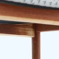 北欧より買い付けました。ハーフアームが特徴的なKai KristiansenデザインのNo42チェアは、デスクやダイニングテーブルに綺麗に収納する事が出来ます。現在復刻品が出ておりますが、チーク材フレームは復刻されておらず、希少な商品です。座面と背もたれは、内部のウレタンを厚みのある物に交換後、新しい生地で張替えておりますので快適な座り心地です。