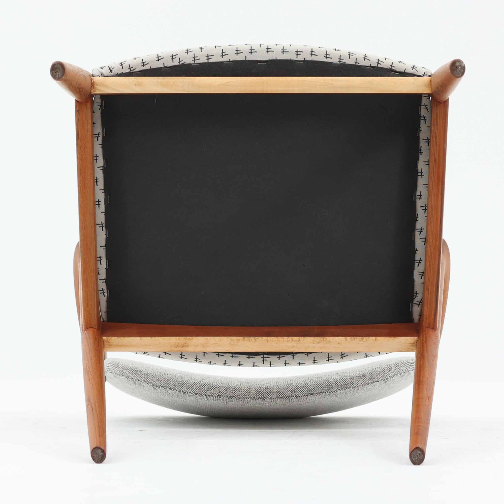 北欧より買い付けました。ハーフアームが特徴的なKai KristiansenデザインのNo42チェアは、デスクやダイニングテーブルに綺麗に収納する事が出来ます。現在復刻品が出ておりますが、チーク材フレームは復刻されておらず、希少な商品です。座面と背もたれは、内部のウレタンを厚みのある物に交換後、新しい生地で張替えておりますので快適な座り心地です。