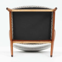 北欧より買い付けました。ハーフアームが特徴的なKai KristiansenデザインのNo42チェアは、デスクやダイニングテーブルに綺麗に収納する事が出来ます。現在復刻品が出ておりますが、チーク材フレームは復刻されておらず、希少な商品です。座面と背もたれは、内部のウレタンを厚みのある物に交換後、新しい生地で張替えておりますので快適な座り心地です。