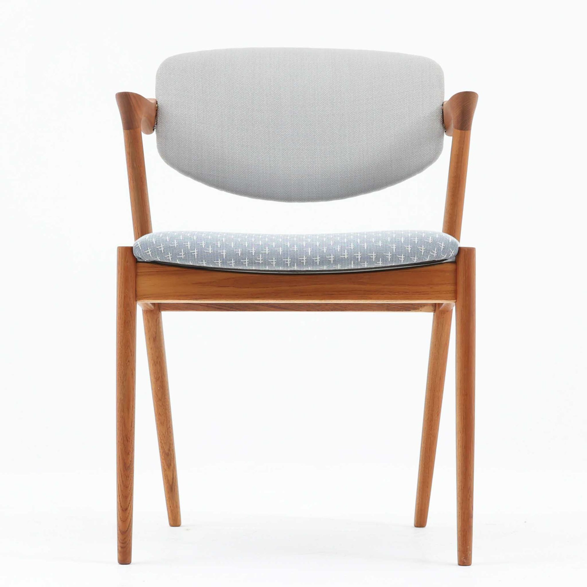 北欧より買い付けました。ハーフアームが特徴的なKai KristiansenデザインのNo42チェアは、デスクやダイニングテーブルに綺麗に収納する事が出来ます。現在復刻品が出ておりますが、チーク材フレームは復刻されておらず、希少な商品です。座面と背もたれは、内部のウレタンを厚みのある物に交換後、新しい生地で張替えておりますので快適な座り心地です。