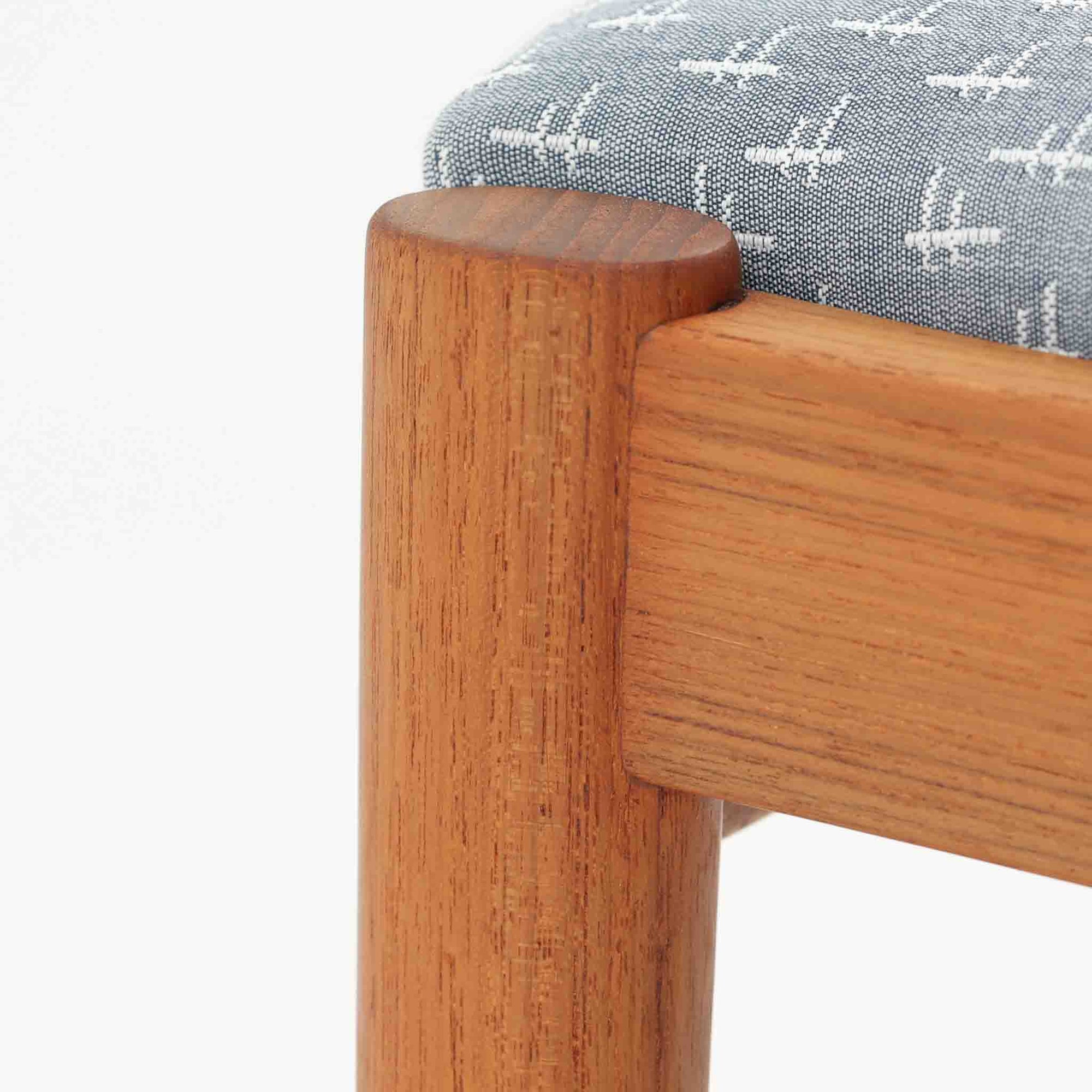 北欧より買い付けました。ハーフアームが特徴的なKai KristiansenデザインのNo42チェアは、デスクやダイニングテーブルに綺麗に収納する事が出来ます。現在復刻品が出ておりますが、チーク材フレームは復刻されておらず、希少な商品です。座面と背もたれは、内部のウレタンを厚みのある物に交換後、新しい生地で張替えておりますので快適な座り心地です。