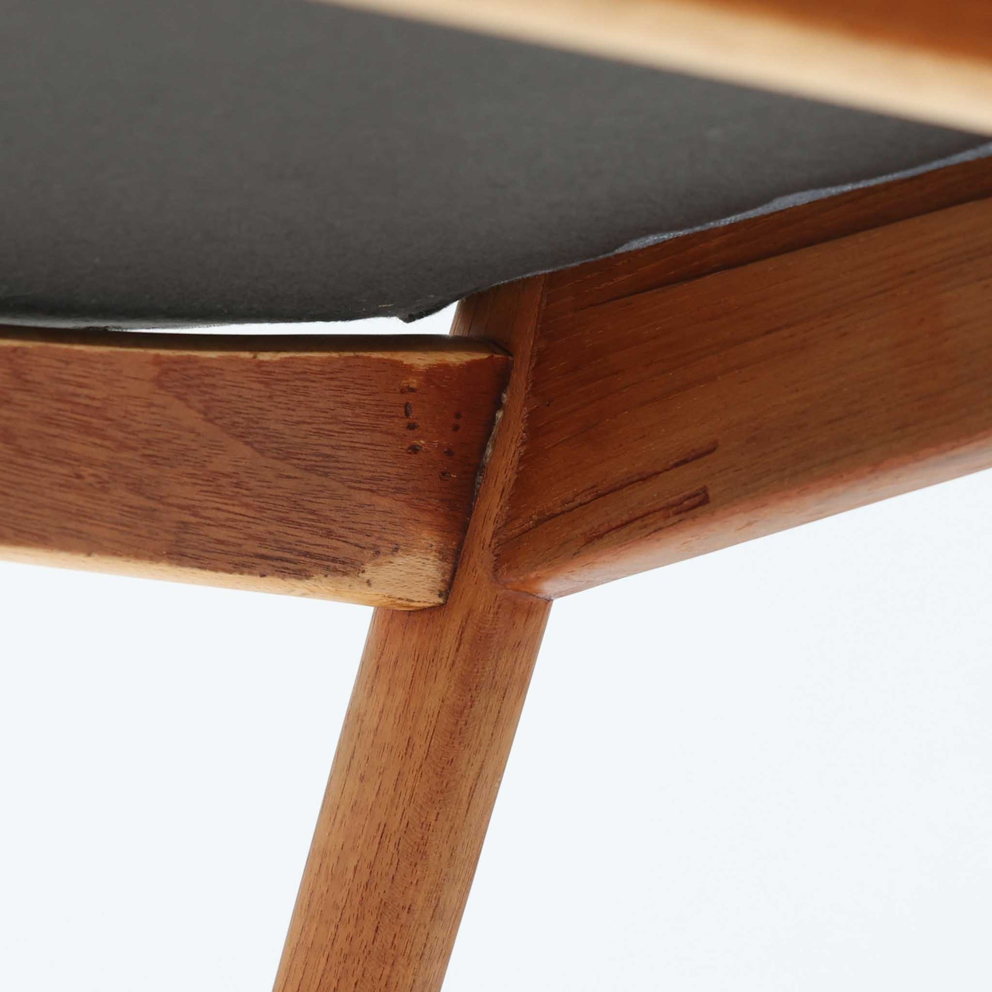 北欧より買い付けました。ハーフアームが特徴的なKai KristiansenデザインのNo42チェアは、デスクやダイニングテーブルに綺麗に収納する事が出来ます。現在復刻品が出ておりますが、チーク材フレームは復刻されておらず、希少な商品です。座面と背もたれは、内部のウレタンを厚みのある物に交換後、新しい生地で張替えておりますので快適な座り心地です。