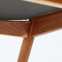 北欧より買い付けました。ハーフアームが特徴的なKai KristiansenデザインのNo42チェアは、デスクやダイニングテーブルに綺麗に収納する事が出来ます。現在復刻品が出ておりますが、チーク材フレームは復刻されておらず、希少な商品です。座面と背もたれは、内部のウレタンを厚みのある物に交換後、新しい生地で張替えておりますので快適な座り心地です。