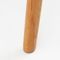 北欧より買い付けました。ハーフアームが特徴的なKai KristiansenデザインのNo42チェアは、デスクやダイニングテーブルに綺麗に収納する事が出来ます。現在復刻品が出ておりますが、チーク材フレームは復刻されておらず、希少な商品です。座面と背もたれは、内部のウレタンを厚みのある物に交換後、新しい生地で張替えておりますので快適な座り心地です。