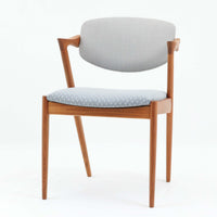 北欧より買い付けました。ハーフアームが特徴的なKai KristiansenデザインのNo42チェアは、デスクやダイニングテーブルに綺麗に収納する事が出来ます。現在復刻品が出ておりますが、チーク材フレームは復刻されておらず、希少な商品です。座面と背もたれは、内部のウレタンを厚みのある物に交換後、新しい生地で張替えておりますので快適な座り心地です。