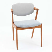 北欧より買い付けました。ハーフアームが特徴的なKai KristiansenデザインのNo42チェアは、デスクやダイニングテーブルに綺麗に収納する事が出来ます。現在復刻品が出ておりますが、チーク材フレームは復刻されておらず、希少な商品です。座面と背もたれは、内部のウレタンを厚みのある物に交換後、新しい生地で張替えておりますので快適な座り心地です。