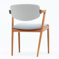 北欧より買い付けました。ハーフアームが特徴的なKai KristiansenデザインのNo42チェアは、デスクやダイニングテーブルに綺麗に収納する事が出来ます。現在復刻品が出ておりますが、チーク材フレームは復刻されておらず、希少な商品です。座面と背もたれは、内部のウレタンを厚みのある物に交換後、新しい生地で張替えておりますので快適な座り心地です。