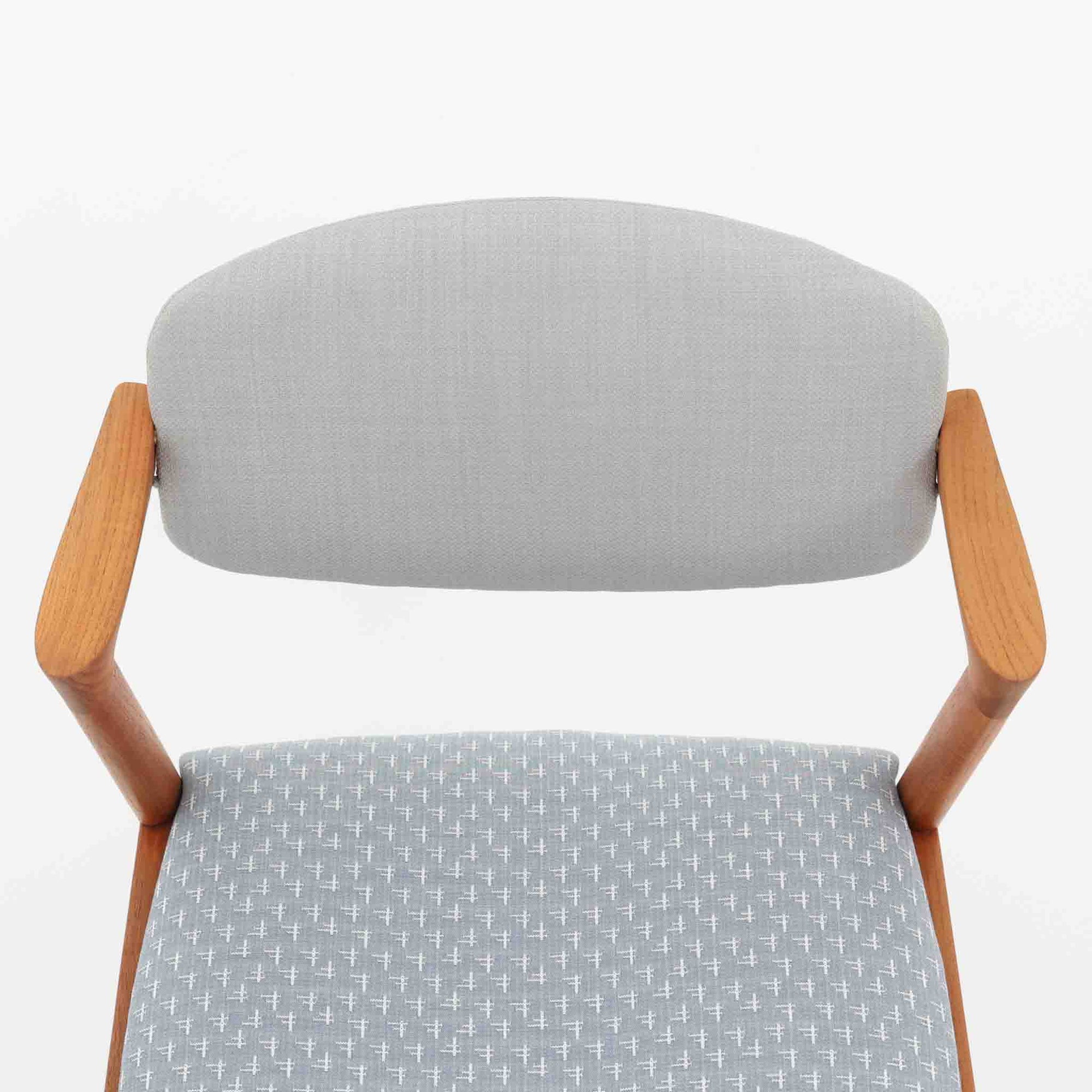 北欧より買い付けました。ハーフアームが特徴的なKai KristiansenデザインのNo42チェアは、デスクやダイニングテーブルに綺麗に収納する事が出来ます。現在復刻品が出ておりますが、チーク材フレームは復刻されておらず、希少な商品です。座面と背もたれは、内部のウレタンを厚みのある物に交換後、新しい生地で張替えておりますので快適な座り心地です。