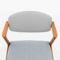 北欧より買い付けました。ハーフアームが特徴的なKai KristiansenデザインのNo42チェアは、デスクやダイニングテーブルに綺麗に収納する事が出来ます。現在復刻品が出ておりますが、チーク材フレームは復刻されておらず、希少な商品です。座面と背もたれは、内部のウレタンを厚みのある物に交換後、新しい生地で張替えておりますので快適な座り心地です。