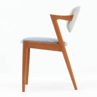 北欧より買い付けました。ハーフアームが特徴的なKai KristiansenデザインのNo42チェアは、デスクやダイニングテーブルに綺麗に収納する事が出来ます。現在復刻品が出ておりますが、チーク材フレームは復刻されておらず、希少な商品です。座面と背もたれは、内部のウレタンを厚みのある物に交換後、新しい生地で張替えておりますので快適な座り心地です。