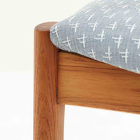 北欧より買い付けました。ハーフアームが特徴的なKai KristiansenデザインのNo42チェアは、デスクやダイニングテーブルに綺麗に収納する事が出来ます。現在復刻品が出ておりますが、チーク材フレームは復刻されておらず、希少な商品です。座面と背もたれは、内部のウレタンを厚みのある物に交換後、新しい生地で張替えておりますので快適な座り心地です。