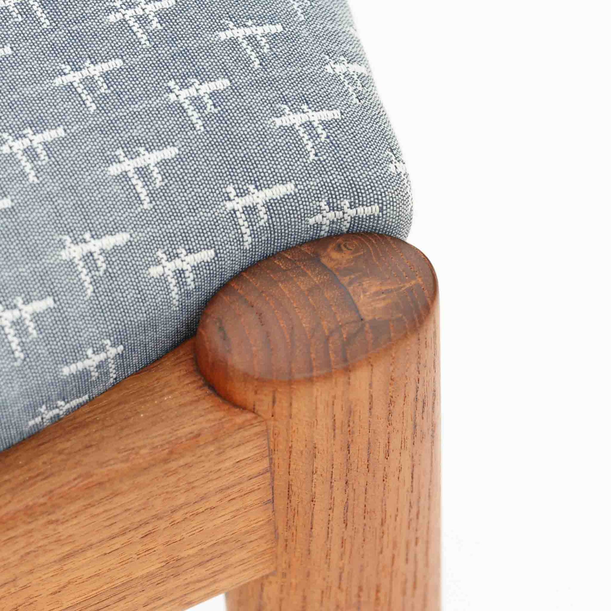 北欧より買い付けました。ハーフアームが特徴的なKai KristiansenデザインのNo42チェアは、デスクやダイニングテーブルに綺麗に収納する事が出来ます。現在復刻品が出ておりますが、チーク材フレームは復刻されておらず、希少な商品です。座面と背もたれは、内部のウレタンを厚みのある物に交換後、新しい生地で張替えておりますので快適な座り心地です。