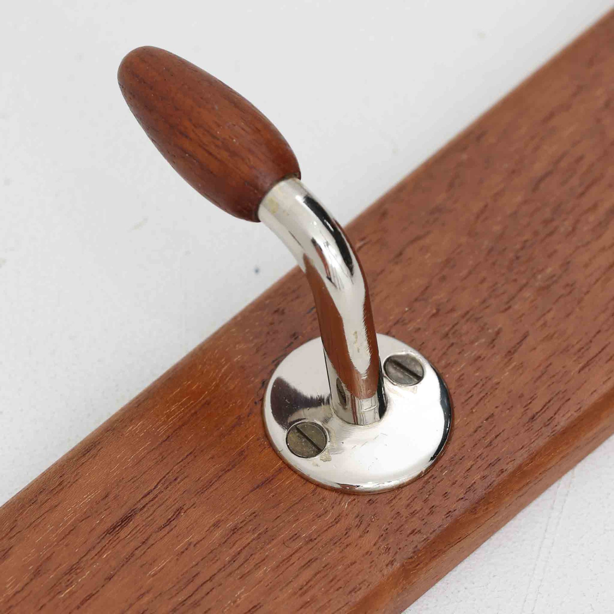 チーク材の温かみあるベースにメタル製の3連フックを組み合わせたデンマーク製のウォールハンガーです。丸みのある木製キャップ付きのフックはコートやバッグを掛けても傷つきにくく、機能性とデザイン性を両立した北欧ビンテージらしいディテールが魅力です。玄関や寝室、ワークスペースなど壁面を活用した収納に便利で、単体での使用はもちろん複数並べて使用しても美しく空間に溶け込みます。ミニマルなデザインでインテリアを選ばず永くお使いいただけるアイテムです。