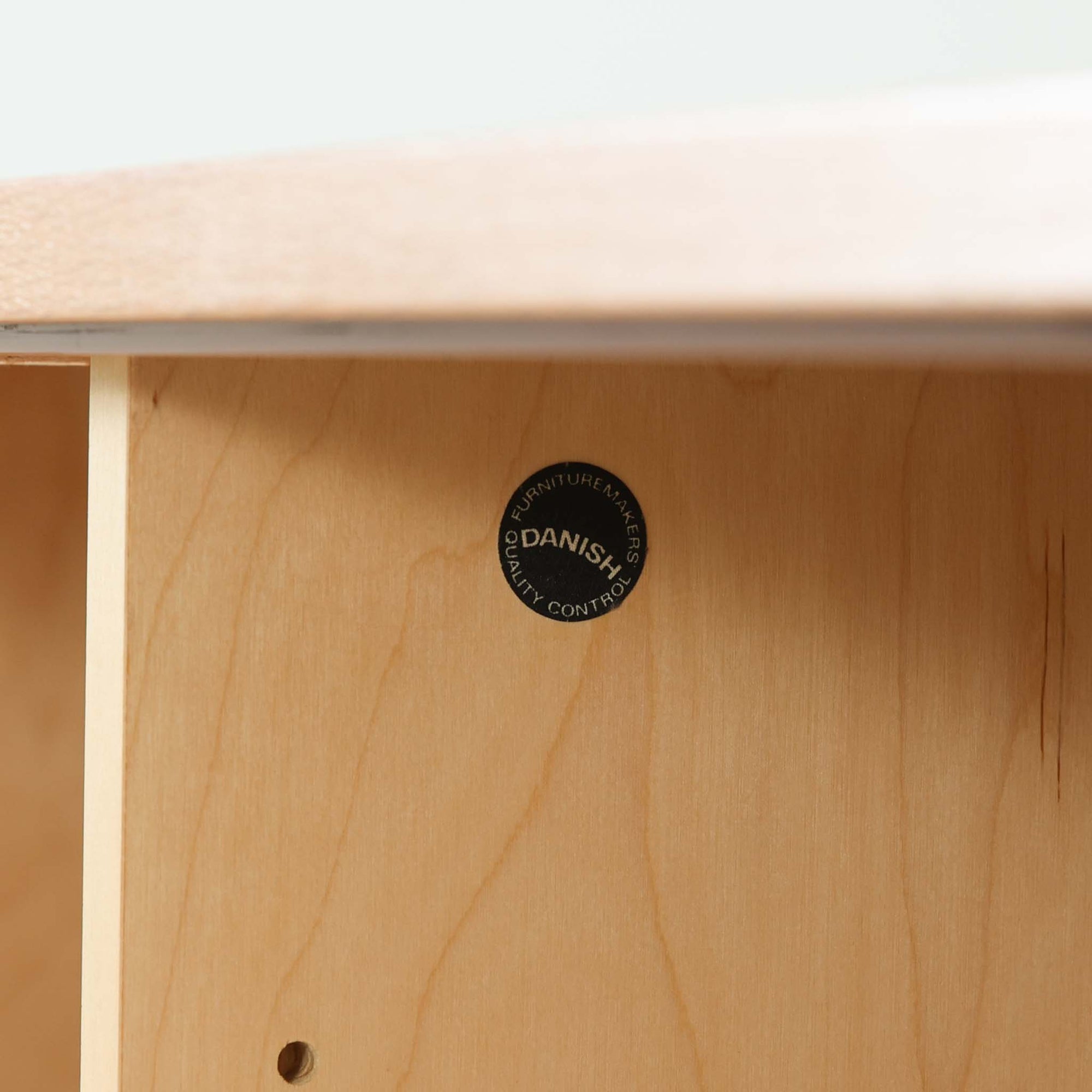 Poul Hundevadがデザインし、Hundevad &amp; Coより製作された蛇腹仕様のサイドボードです。オーク材の穏やかで上品な木目を活かした外観に、横方向へ滑らかに開閉する蛇腹扉を組み合わせた、機能美あふれる一台。扉の開閉時に前後のスペースを取らない構造は、動線を妨げず実用性にも優れています。内部は棚板構成で収納力が高く、食器や書類、リビング周りの小物まで幅広く対応。細身の脚部が全体を軽やかに引き締め、経年によって深みを増した素材感が北欧ビンテージならではの静かな存在感を空間にもたらします。