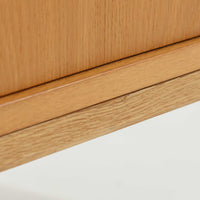 Poul Hundevadがデザインし、Hundevad & Coより製作された蛇腹仕様のサイドボードです。オーク材の穏やかで上品な木目を活かした外観に、横方向へ滑らかに開閉する蛇腹扉を組み合わせた、機能美あふれる一台。扉の開閉時に前後のスペースを取らない構造は、動線を妨げず実用性にも優れています。内部は棚板構成で収納力が高く、食器や書類、リビング周りの小物まで幅広く対応。細身の脚部が全体を軽やかに引き締め、経年によって深みを増した素材感が北欧ビンテージならではの静かな存在感を空間にもたらします。