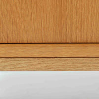 Poul Hundevadがデザインし、Hundevad & Coより製作された蛇腹仕様のサイドボードです。オーク材の穏やかで上品な木目を活かした外観に、横方向へ滑らかに開閉する蛇腹扉を組み合わせた、機能美あふれる一台。扉の開閉時に前後のスペースを取らない構造は、動線を妨げず実用性にも優れています。内部は棚板構成で収納力が高く、食器や書類、リビング周りの小物まで幅広く対応。細身の脚部が全体を軽やかに引き締め、経年によって深みを増した素材感が北欧ビンテージならではの静かな存在感を空間にもたらします。