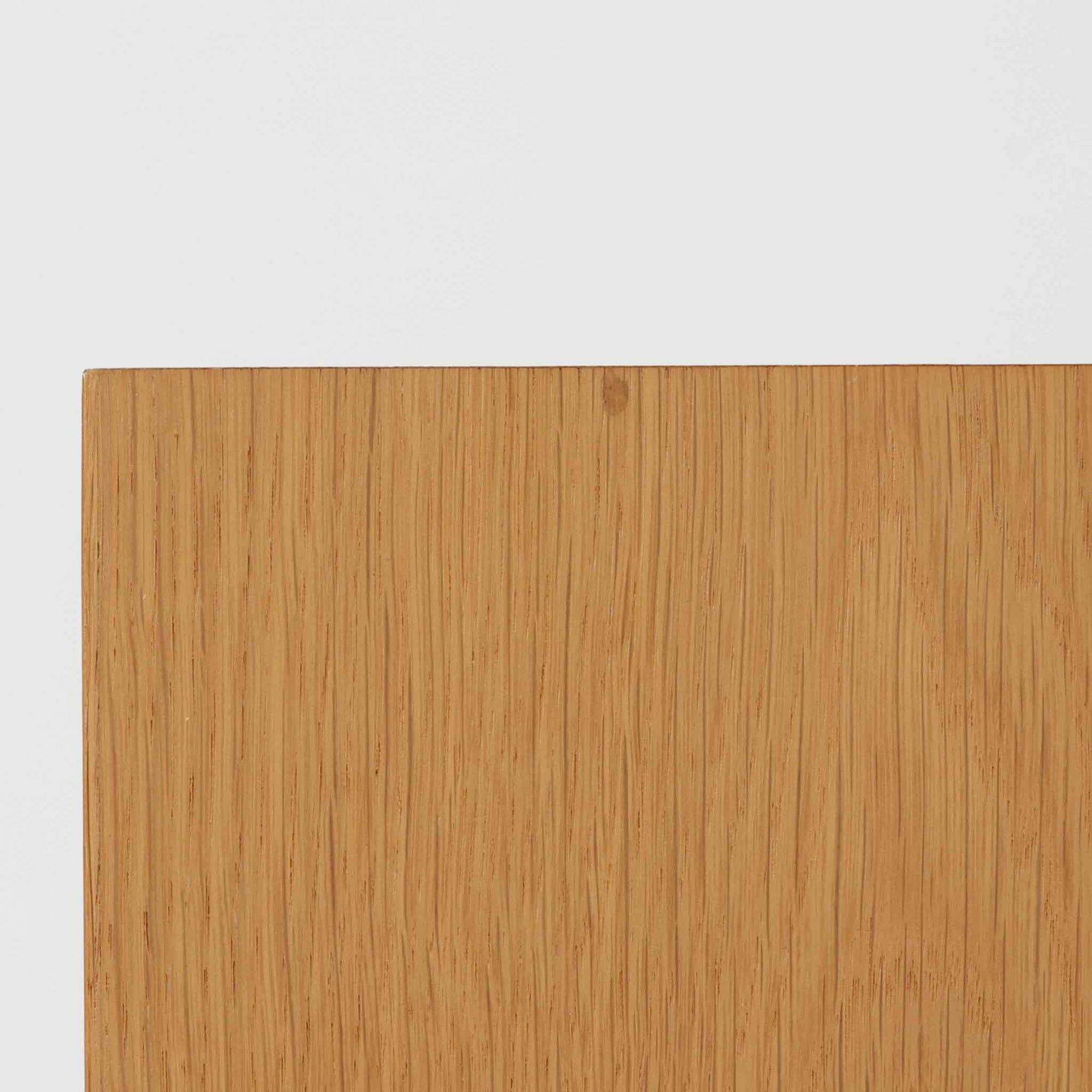 Poul Hundevadがデザインし、Hundevad &amp; Coより製作された蛇腹仕様のサイドボードです。オーク材の穏やかで上品な木目を活かした外観に、横方向へ滑らかに開閉する蛇腹扉を組み合わせた、機能美あふれる一台。扉の開閉時に前後のスペースを取らない構造は、動線を妨げず実用性にも優れています。内部は棚板構成で収納力が高く、食器や書類、リビング周りの小物まで幅広く対応。細身の脚部が全体を軽やかに引き締め、経年によって深みを増した素材感が北欧ビンテージならではの静かな存在感を空間にもたらします。