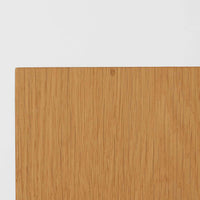 Poul Hundevadがデザインし、Hundevad & Coより製作された蛇腹仕様のサイドボードです。オーク材の穏やかで上品な木目を活かした外観に、横方向へ滑らかに開閉する蛇腹扉を組み合わせた、機能美あふれる一台。扉の開閉時に前後のスペースを取らない構造は、動線を妨げず実用性にも優れています。内部は棚板構成で収納力が高く、食器や書類、リビング周りの小物まで幅広く対応。細身の脚部が全体を軽やかに引き締め、経年によって深みを増した素材感が北欧ビンテージならではの静かな存在感を空間にもたらします。