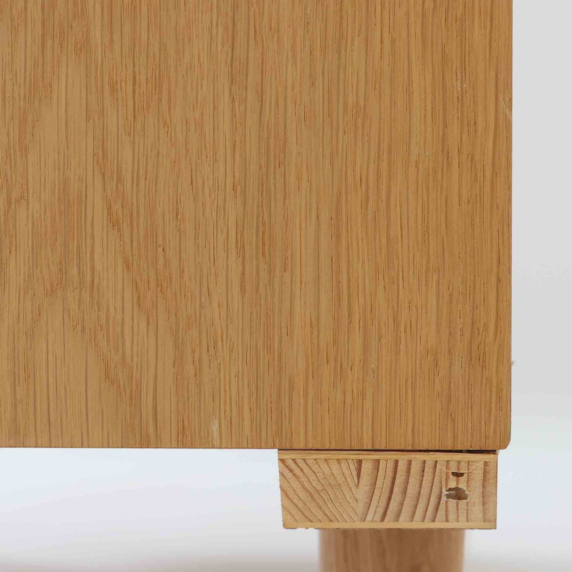 Poul Hundevadがデザインし、Hundevad &amp; Coより製作された蛇腹仕様のサイドボードです。オーク材の穏やかで上品な木目を活かした外観に、横方向へ滑らかに開閉する蛇腹扉を組み合わせた、機能美あふれる一台。扉の開閉時に前後のスペースを取らない構造は、動線を妨げず実用性にも優れています。内部は棚板構成で収納力が高く、食器や書類、リビング周りの小物まで幅広く対応。細身の脚部が全体を軽やかに引き締め、経年によって深みを増した素材感が北欧ビンテージならではの静かな存在感を空間にもたらします。