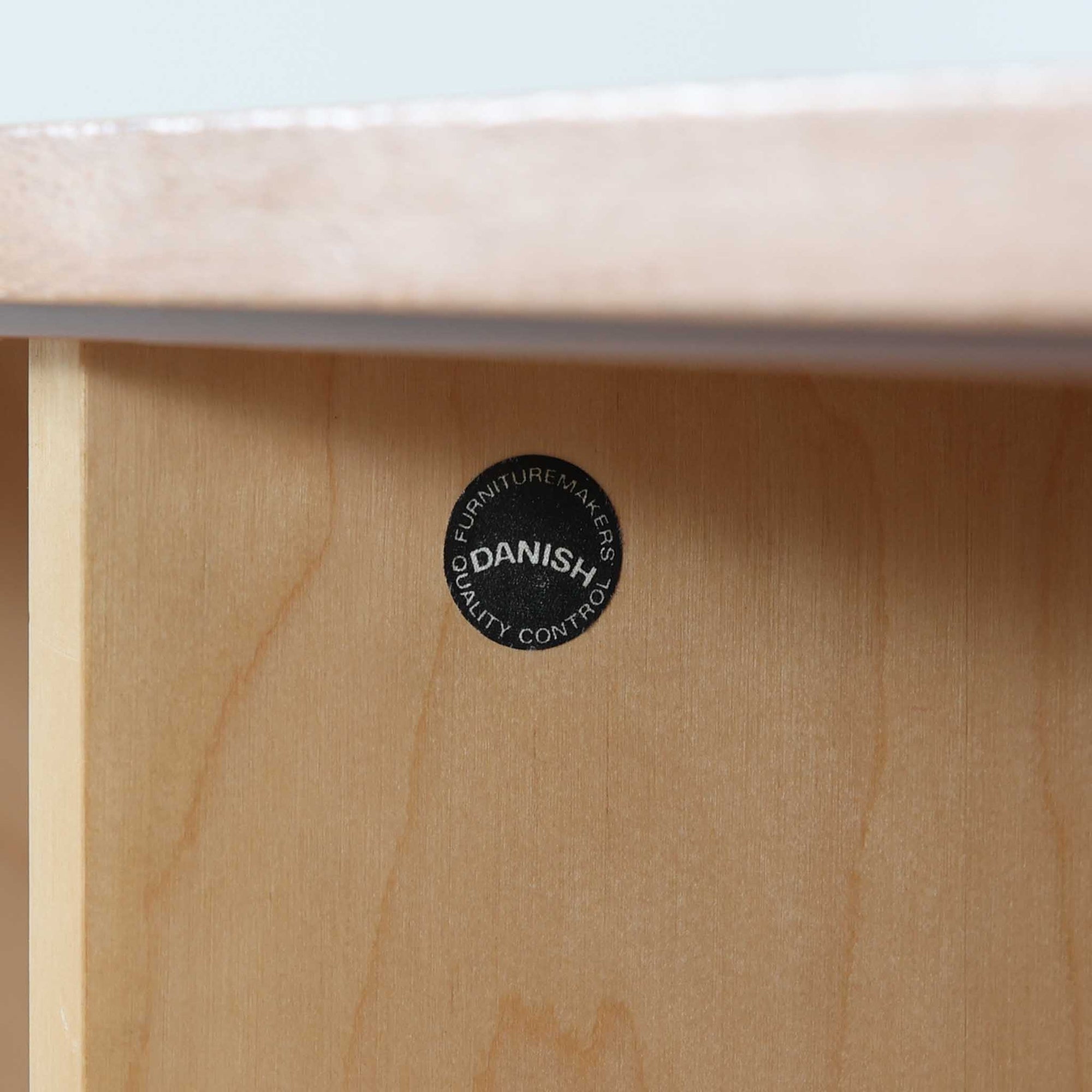 Poul Hundevadがデザインし、Hundevad &amp; Coより製作された蛇腹仕様のサイドボードです。オーク材の穏やかで上品な木目を活かした外観に、横方向へ滑らかに開閉する蛇腹扉を組み合わせた、機能美あふれる一台。扉の開閉時に前後のスペースを取らない構造は、動線を妨げず実用性にも優れています。内部は棚板構成で収納力が高く、食器や書類、リビング周りの小物まで幅広く対応。細身の脚部が全体を軽やかに引き締め、経年によって深みを増した素材感が北欧ビンテージならではの静かな存在感を空間にもたらします。