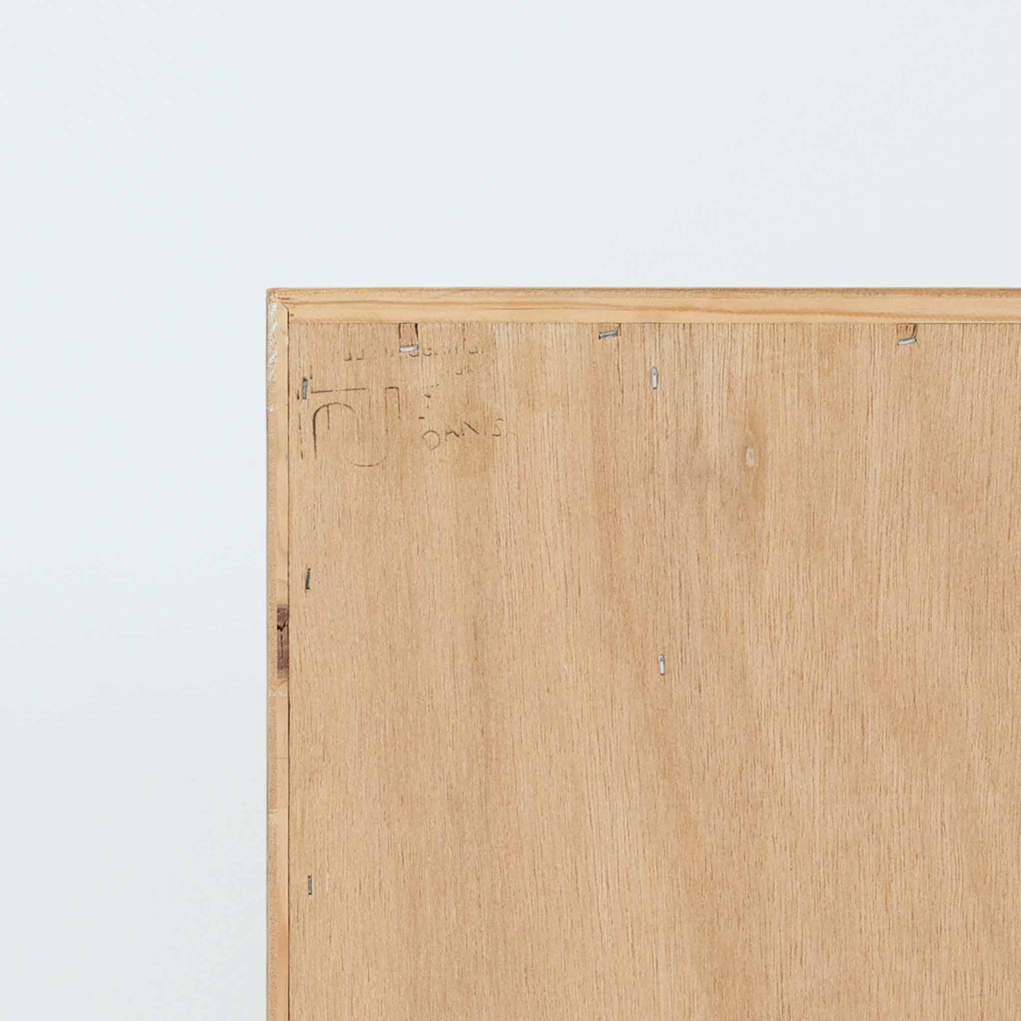 Poul Hundevadがデザインし、Hundevad &amp; Coより製作された蛇腹仕様のサイドボードです。オーク材の穏やかで上品な木目を活かした外観に、横方向へ滑らかに開閉する蛇腹扉を組み合わせた、機能美あふれる一台。扉の開閉時に前後のスペースを取らない構造は、動線を妨げず実用性にも優れています。内部は棚板構成で収納力が高く、食器や書類、リビング周りの小物まで幅広く対応。細身の脚部が全体を軽やかに引き締め、経年によって深みを増した素材感が北欧ビンテージならではの静かな存在感を空間にもたらします。