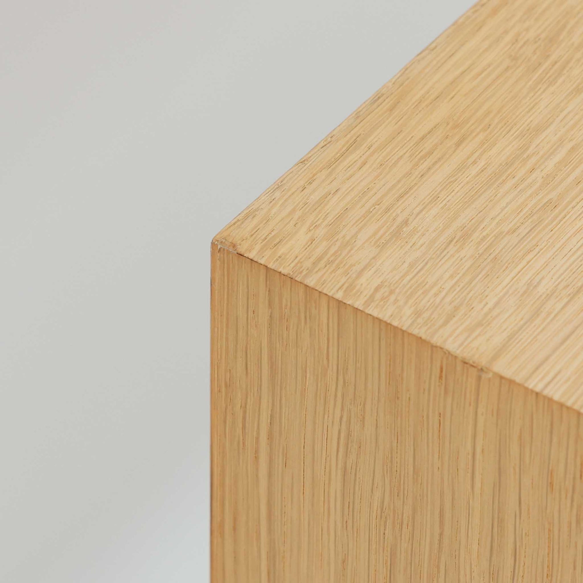 Poul Hundevadがデザインし、Hundevad &amp; Coより製作された蛇腹仕様のサイドボードです。オーク材の穏やかで上品な木目を活かした外観に、横方向へ滑らかに開閉する蛇腹扉を組み合わせた、機能美あふれる一台。扉の開閉時に前後のスペースを取らない構造は、動線を妨げず実用性にも優れています。内部は棚板構成で収納力が高く、食器や書類、リビング周りの小物まで幅広く対応。細身の脚部が全体を軽やかに引き締め、経年によって深みを増した素材感が北欧ビンテージならではの静かな存在感を空間にもたらします。