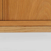 Poul Hundevadがデザインし、Hundevad & Coより製作された蛇腹仕様のサイドボードです。オーク材の穏やかで上品な木目を活かした外観に、横方向へ滑らかに開閉する蛇腹扉を組み合わせた、機能美あふれる一台。扉の開閉時に前後のスペースを取らない構造は、動線を妨げず実用性にも優れています。内部は棚板構成で収納力が高く、食器や書類、リビング周りの小物まで幅広く対応。細身の脚部が全体を軽やかに引き締め、経年によって深みを増した素材感が北欧ビンテージならではの静かな存在感を空間にもたらします。