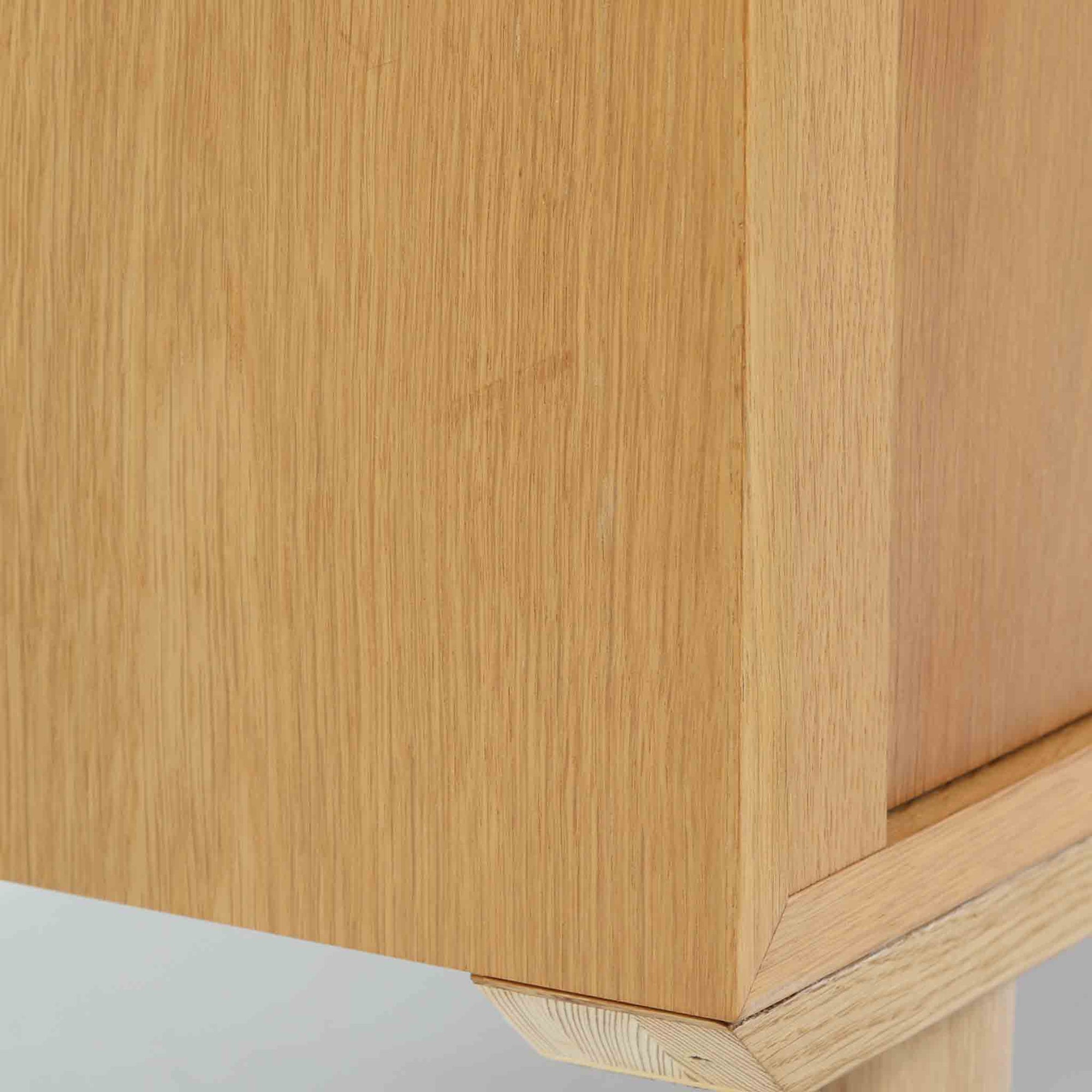 Poul Hundevadがデザインし、Hundevad &amp; Coより製作された蛇腹仕様のサイドボードです。オーク材の穏やかで上品な木目を活かした外観に、横方向へ滑らかに開閉する蛇腹扉を組み合わせた、機能美あふれる一台。扉の開閉時に前後のスペースを取らない構造は、動線を妨げず実用性にも優れています。内部は棚板構成で収納力が高く、食器や書類、リビング周りの小物まで幅広く対応。細身の脚部が全体を軽やかに引き締め、経年によって深みを増した素材感が北欧ビンテージならではの静かな存在感を空間にもたらします。