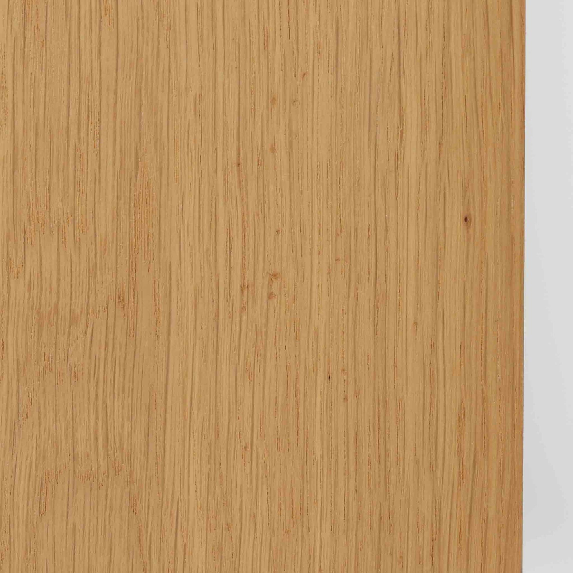 Poul Hundevadがデザインし、Hundevad &amp; Coより製作された蛇腹仕様のサイドボードです。オーク材の穏やかで上品な木目を活かした外観に、横方向へ滑らかに開閉する蛇腹扉を組み合わせた、機能美あふれる一台。扉の開閉時に前後のスペースを取らない構造は、動線を妨げず実用性にも優れています。内部は棚板構成で収納力が高く、食器や書類、リビング周りの小物まで幅広く対応。細身の脚部が全体を軽やかに引き締め、経年によって深みを増した素材感が北欧ビンテージならではの静かな存在感を空間にもたらします。