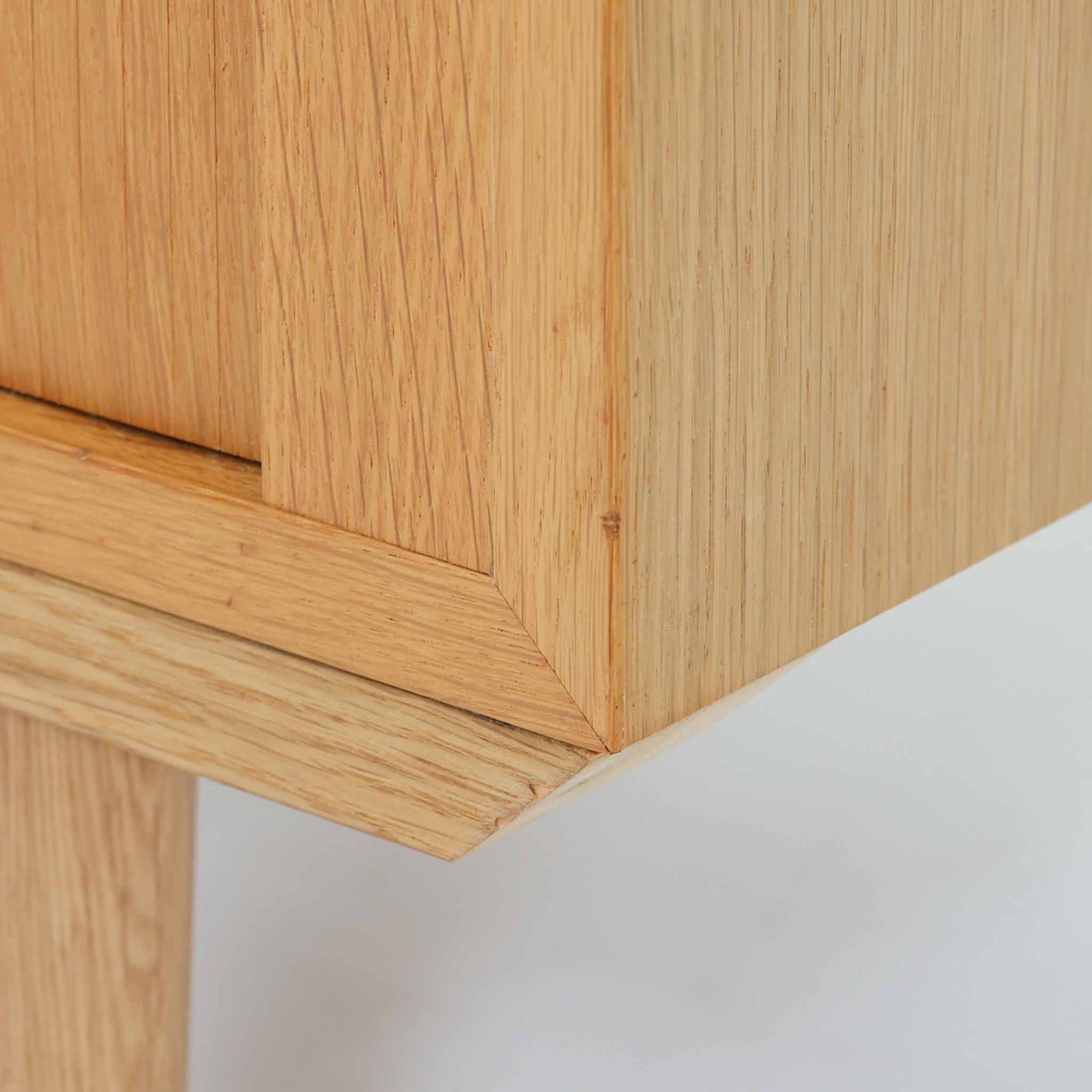 Poul Hundevadがデザインし、Hundevad &amp; Coより製作された蛇腹仕様のサイドボードです。オーク材の穏やかで上品な木目を活かした外観に、横方向へ滑らかに開閉する蛇腹扉を組み合わせた、機能美あふれる一台。扉の開閉時に前後のスペースを取らない構造は、動線を妨げず実用性にも優れています。内部は棚板構成で収納力が高く、食器や書類、リビング周りの小物まで幅広く対応。細身の脚部が全体を軽やかに引き締め、経年によって深みを増した素材感が北欧ビンテージならではの静かな存在感を空間にもたらします。