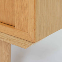 Poul Hundevadがデザインし、Hundevad & Coより製作された蛇腹仕様のサイドボードです。オーク材の穏やかで上品な木目を活かした外観に、横方向へ滑らかに開閉する蛇腹扉を組み合わせた、機能美あふれる一台。扉の開閉時に前後のスペースを取らない構造は、動線を妨げず実用性にも優れています。内部は棚板構成で収納力が高く、食器や書類、リビング周りの小物まで幅広く対応。細身の脚部が全体を軽やかに引き締め、経年によって深みを増した素材感が北欧ビンテージならではの静かな存在感を空間にもたらします。