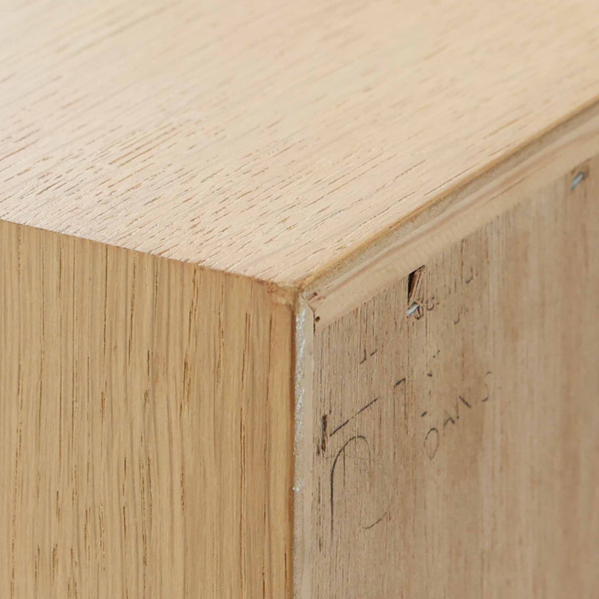 Poul Hundevadがデザインし、Hundevad &amp; Coより製作された蛇腹仕様のサイドボードです。オーク材の穏やかで上品な木目を活かした外観に、横方向へ滑らかに開閉する蛇腹扉を組み合わせた、機能美あふれる一台。扉の開閉時に前後のスペースを取らない構造は、動線を妨げず実用性にも優れています。内部は棚板構成で収納力が高く、食器や書類、リビング周りの小物まで幅広く対応。細身の脚部が全体を軽やかに引き締め、経年によって深みを増した素材感が北欧ビンテージならではの静かな存在感を空間にもたらします。