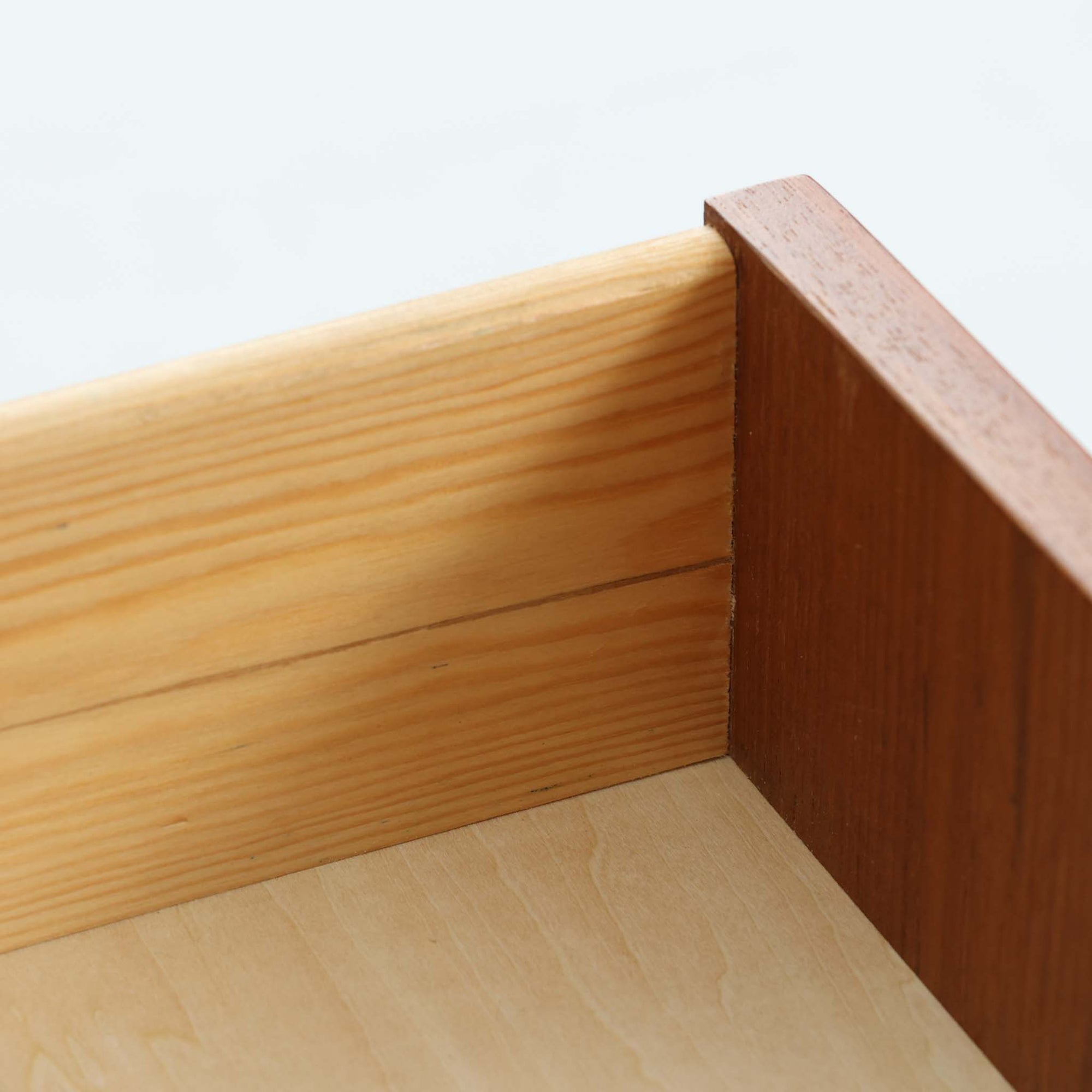 IMHA Mobelfabrikによる北欧ビンテージの両袖デスクです。チーク材の美しい木目と温かみのある色合いが際立ち、幅140cmのゆとりある天板と左右3杯ずつ備えた計6杯の引き出しにより、優れた収納力と実用性を兼ね備えています。彫刻的な取っ手や細身の丸脚など、北欧家具らしい洗練された意匠も魅力です。背面まで丁寧に仕上げられた存在感のあるデザインは、書斎やワークスペースはもちろん、空間の中央に配置するデスクとしてもおすすめです。経年により深みを増した風合いがビンテージならではの価値を感じさせます。
