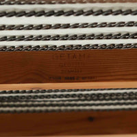 Hans J. Wegnerがデザインし、Getamaより製作された「GE236」トリプルソファです。オーク材のフレームに、背面の横桟が美しく並ぶ構造が特徴で、後ろ姿まで洗練された佇まいを見せるウェグナーらしいデザイン。クッション内部にはスプリングが内包されており、程よい弾力と快適な座り心地を実現しています。落ち着いた色合いの張地が木部の温かな表情を引き立てる、北欧ビンテージを代表する名作ソファです。